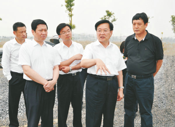 十九屆中央委員、河南省委書記、時(shí)任湖北省長(zhǎng)王國(guó)生視察萊克小龍蝦選育繁育中心