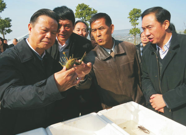 安徽省政協(xié)主席、時(shí)任湖北省政協(xié)主席張昌爾視察萊克小龍蝦選育繁育中心